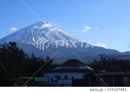 道の駅なるさわから見える富士山 134387465