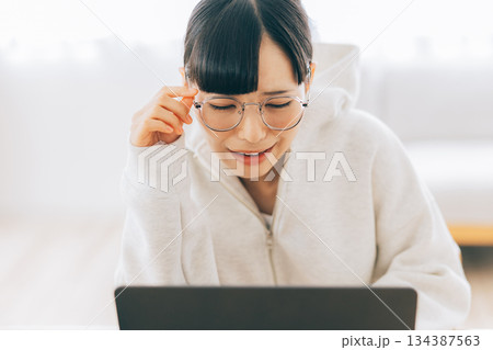 パソコンを見て悲しむ若い女性 134387563