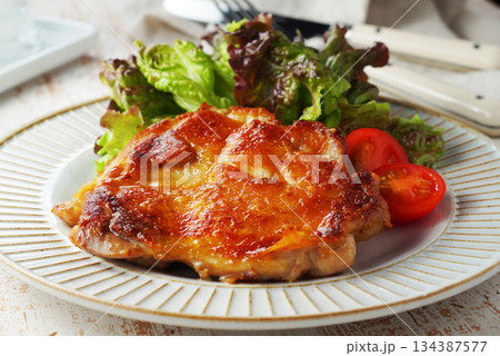 パリパリ、チキンのバターソテー 134387577
