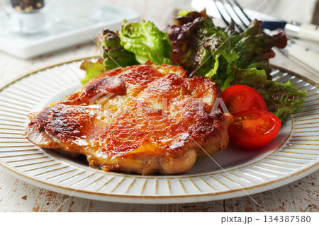 パリパリ、チキンのバターソテー 134387580