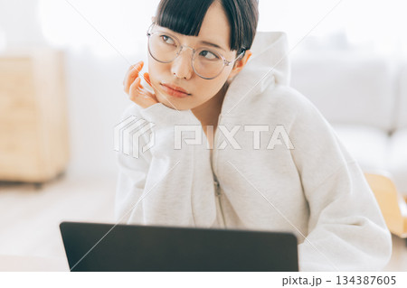 自宅でパソコンを使う女性 自宅でパソコンを使う女性 134387605