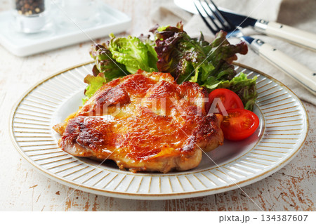 パリパリ、チキンのバターソテー 134387607