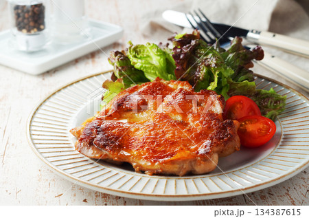 パリパリ、チキンのバターソテー 134387615