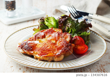パリパリ、チキンのバターソテー 134387616