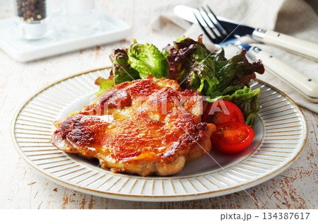 パリパリ、チキンのバターソテー 134387617