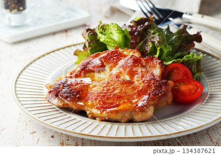 パリパリ、チキンのバターソテー 134387621
