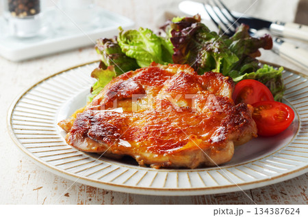 パリパリ、チキンのバターソテー パリパリ、チキンのバターソテー 134387624