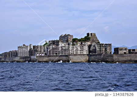 立ち並ぶ鉄筋アパートの残骸　「軍艦島」の灰色の風景 134387626
