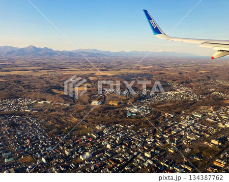 飛行機の窓から見えた知床連山と中標津の街 134387762