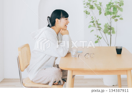 リビングのテーブルで談笑する女性 134387911