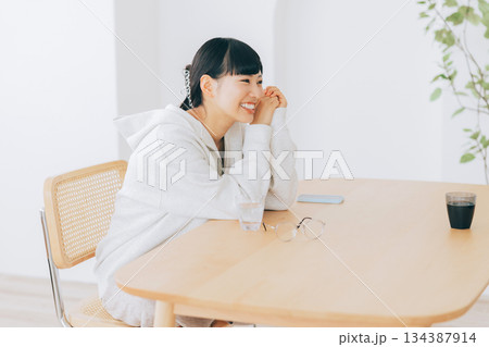 リビングのテーブルで談笑する女性 134387914