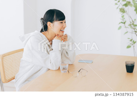 リビングのテーブルで談笑する女性 134387915