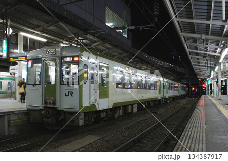 仙台駅に停車中の石巻線キハ110系車両による小牛田行（快速南三陸号の間合い運行） 134387917