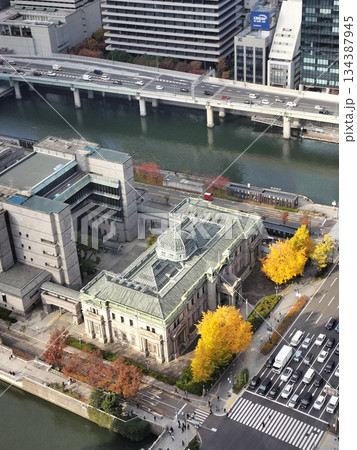 高所から見た日本銀行大阪支店と御堂筋 134387945