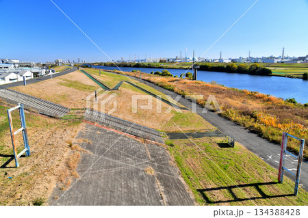 笹目橋/荒川より荒川左岸(埼玉県戸田市側)を望む(埼玉県戸田市)【2025.11】 笹目橋/荒川より荒川左岸(埼玉県戸田市側)を望む(埼玉県戸田市)【2025.11】 134388428
