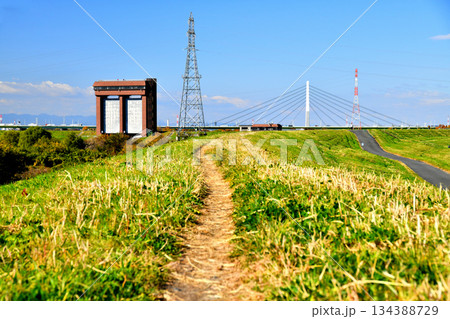 笹目橋／荒川付近より幸魂大橋、荒川第一調節池排水門方面を望む(埼玉県戸田市)【2025.11】 134388729