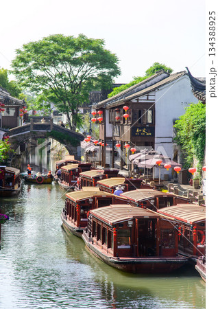 中国蘇州にある水郷として有名な山塘街のとても美しい風景 中国蘇州にある水郷として有名な山塘街のとても美しい風景 134388925