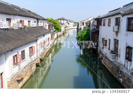 中国蘇州にある水郷として有名な山塘街のとても美しい風景 中国蘇州にある水郷として有名な山塘街のとても美しい風景 134388927