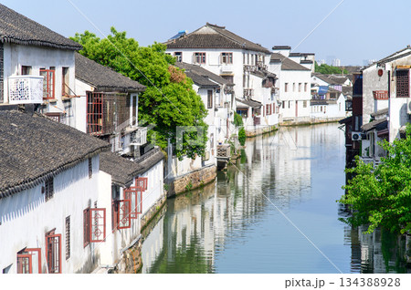 中国蘇州にある水郷として有名な山塘街のとても美しい風景 134388928