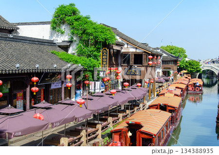 中国蘇州にある水郷として有名な山塘街のとても美しい風景 134388935