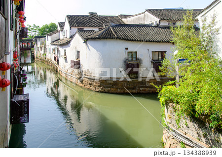 中国蘇州にある水郷として有名な山塘街のとても美しい風景 中国蘇州にある水郷として有名な山塘街のとても美しい風景 134388939