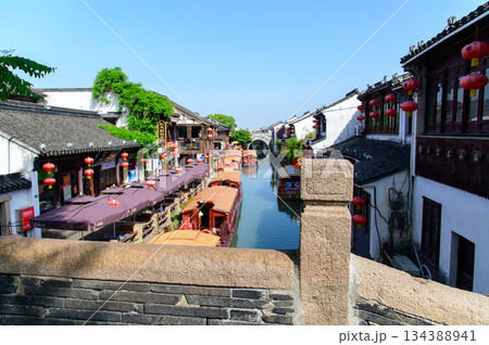 中国蘇州にある水郷として有名な山塘街のとても美しい風景 中国蘇州にある水郷として有名な山塘街のとても美しい風景 134388941