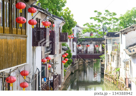 中国蘇州にある水郷として有名な山塘街のとても美しい風景 134388942