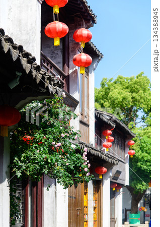 中国蘇州にある水郷として有名な山塘街のとても美しい風景 134388945