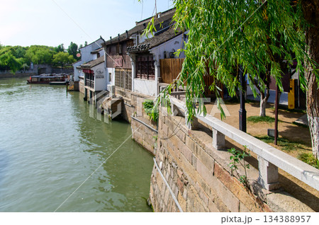 中国蘇州にある水郷として有名な山塘街のとても美しい風景 中国蘇州にある水郷として有名な山塘街のとても美しい風景 134388957