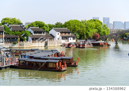 中国蘇州にある水郷として有名な山塘街のとても美しい風景 中国蘇州にある水郷として有名な山塘街のとても美しい風景 134388962