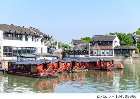 中国蘇州にある水郷として有名な山塘街のとても美しい風景 中国蘇州にある水郷として有名な山塘街のとても美しい風景 134388966