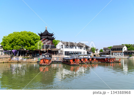 中国蘇州にある水郷として有名な山塘街のとても美しい風景 中国蘇州にある水郷として有名な山塘街のとても美しい風景 134388968