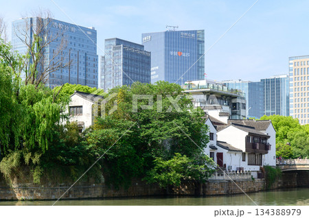 中国蘇州にある水郷として有名な山塘街のとても美しい風景 中国蘇州にある水郷として有名な山塘街のとても美しい風景 134388979
