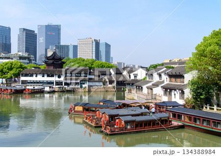 中国蘇州にある水郷として有名な山塘街のとても美しい風景 134388984