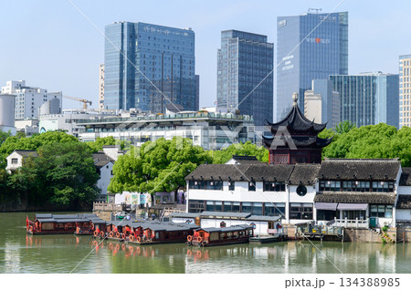 中国蘇州にある水郷として有名な山塘街のとても美しい風景 中国蘇州にある水郷として有名な山塘街のとても美しい風景 134388985