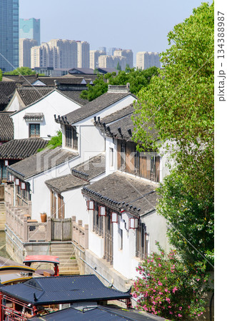 中国蘇州にある水郷として有名な山塘街のとても美しい風景 134388987