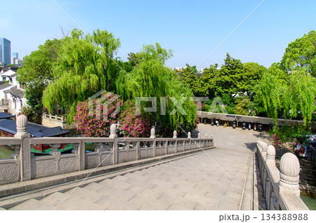 中国蘇州にある水郷として有名な山塘街のとても美しい風景 134388988