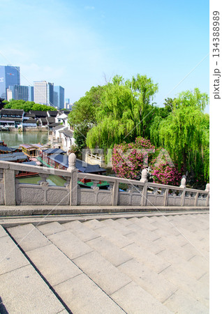 中国蘇州にある水郷として有名な山塘街のとても美しい風景 134388989