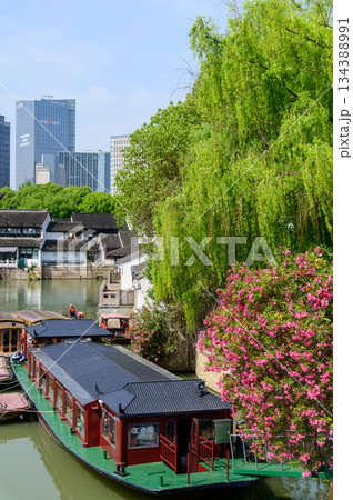 中国蘇州にある水郷として有名な山塘街のとても美しい風景 中国蘇州にある水郷として有名な山塘街のとても美しい風景 134388991