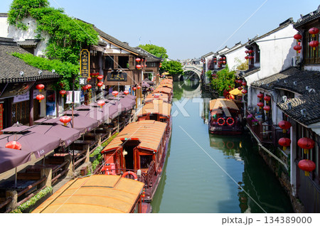 中国蘇州にある水郷として有名な山塘街のとても美しい風景 中国蘇州にある水郷として有名な山塘街のとても美しい風景 134389000