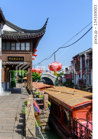 中国蘇州にある水郷として有名な山塘街のとても美しい風景 134389003