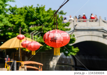 中国蘇州にある水郷として有名な山塘街のとても美しい風景 中国蘇州にある水郷として有名な山塘街のとても美しい風景 134389004