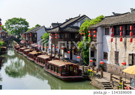 中国蘇州にある水郷として有名な山塘街のとても美しい風景 134389009