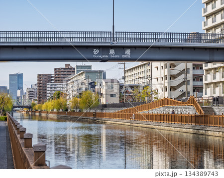 小名木川に架かる「砂島橋」の橋名表示 134389743