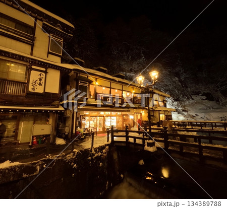 銀山温泉の冬の夜景 134389788
