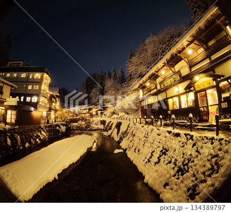 銀山温泉の冬の夜景 134389797