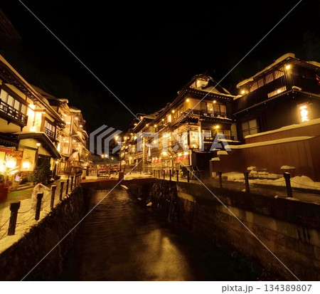 銀山温泉の冬の夜景 銀山温泉の冬の夜景 134389807