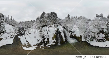 銀山温泉の雪景色 134389885