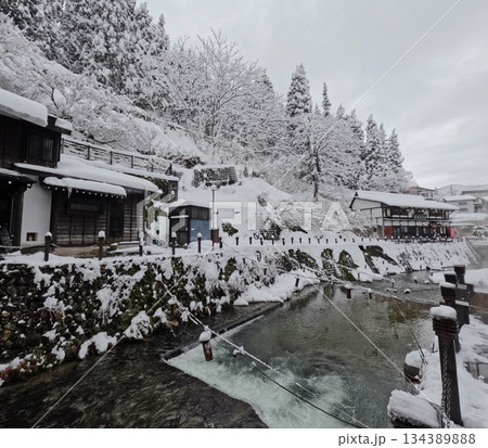銀山温泉の雪景色 134389888