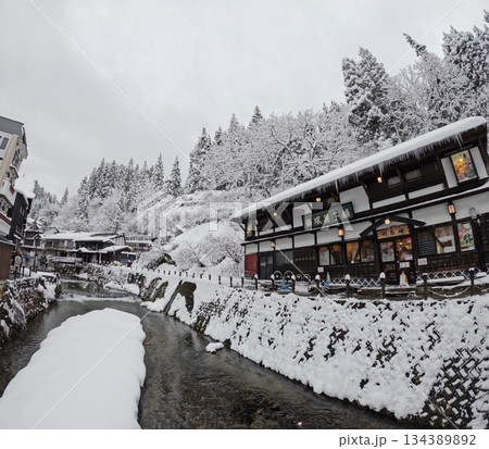 銀山温泉の雪景色 134389892